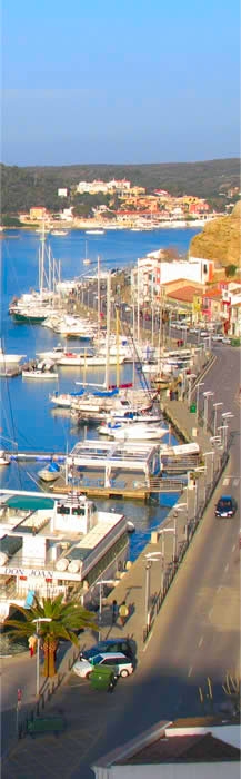 Vista del Muelle comercial. area de amarre de los yates y veleros que visitan el puerto de Mahon, dispne de todos los servicios de un puerto moderno, asi como bares restaurantes tiendas nauticas servicios portuarios oficina de bancos informacion turistica policia portuaria aduana