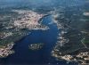 Gran vista aérea del puerto de Mao desde la isla del rey, se puede ver: 1 limites zonas de fondeo 2 nuevo pantalan de amarre, vista aérea de la ciudad de Mahon