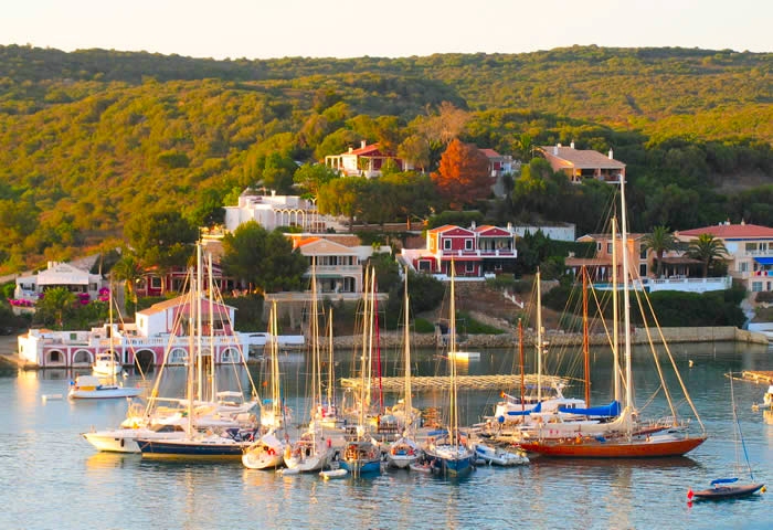 Imatges del port de Mahn, vistes des del moll comercial dels pantalanes flotants per a amarri dels iots i velers d'esbarjo en la zona mitja del port, la illa flotant rep el nom de 