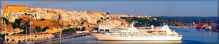 Los cruceros giran sin problemas frente a los muelles de la estacin martima frente al mismo centro de la ciudad de Mahn