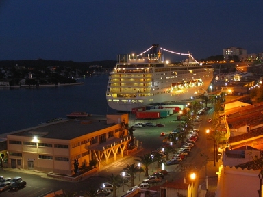 Foto nocturna de l'estaci martima, estaci de passatgers i on atraquen els bucs de passatgers que connecten Mahn amb la pennsula i les altres illes Balears