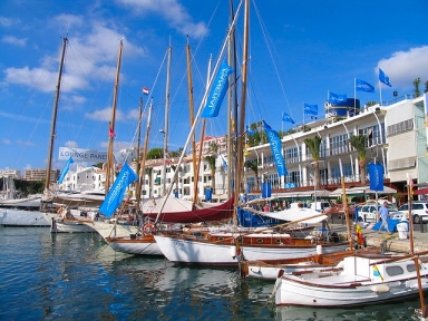 Faana de l'edifici del club martim de Mahn, i del casino de joc, en els molls del club, es veuen els vaixells de vela clssica que participen el les regates Menorca Panerai