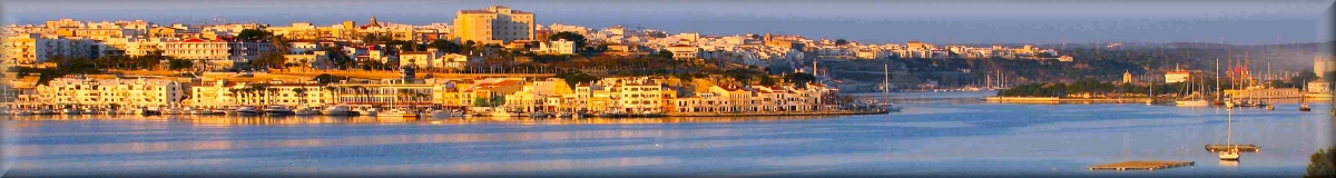 vista panorámica de la fachada de la ciudad de Mahón, ciudad volcada al su espectacular puerto, centro de ocio y recursos náuticos de Mao, esta imagen de la zona media del puerto muestra un 20 porciento del puerto, lo que da una idea de la gran lamina de agua que ocupa este gran puerto 