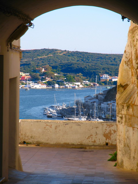 Mit Blick auf die kommerzielle Kai Festmachen Bereich der privaten Booten und schwimmenden Pontons Docks Zuckerrohr zu Konzessionren wurde bei Port Authority Mahon-Bucht und Figueras, einschlielich dem Gebiet der maritimen Club Mahon hat Krane, Kraftstoff Dosierung Trinkwasser Rampen Rahmen und Landung Hafendienste